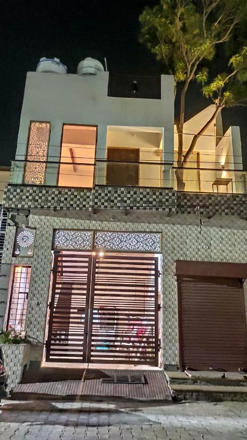 Ira Homestay Mathura - Divine Spiritual Stay Buitenkant foto