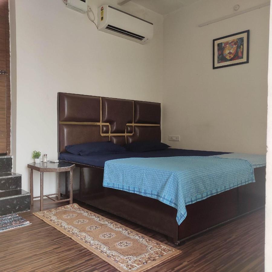 Ira Homestay Mathura - Divine Spiritual Stay Buitenkant foto